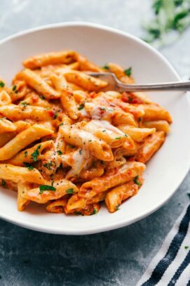 Red and White Pasta {4 Ingredients!} - Chelsea's Messy Apron