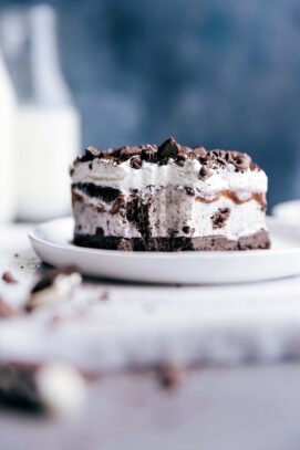 Oreo Ice Cream Cake (5 Ingredients!) - Chelsea's Messy Apron