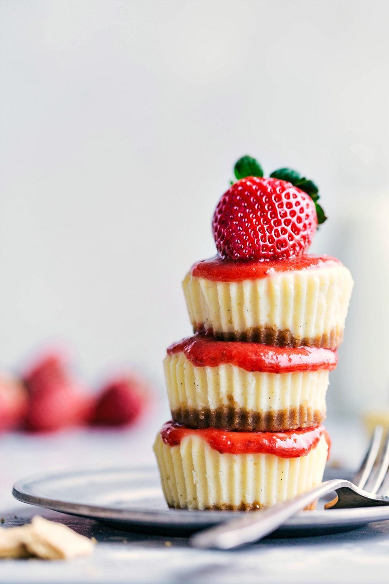 https://www.chelseasmessyapron.com/wp-content/uploads/2015/02/Miniature-Strawberry-Cheesecakes1.jpg