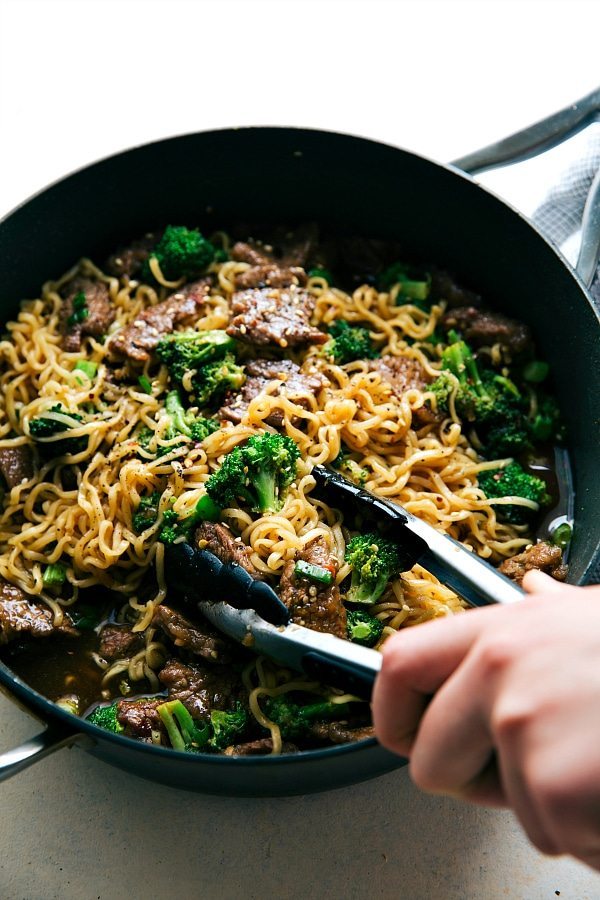 https://www.chelseasmessyapron.com/wp-content/uploads/2016/08/The-best-way-to-enjoy-beef-and-broccoli-over-ramen-noodles-A-delicious-and-easy-30-minute-dinner-recipe.jpg