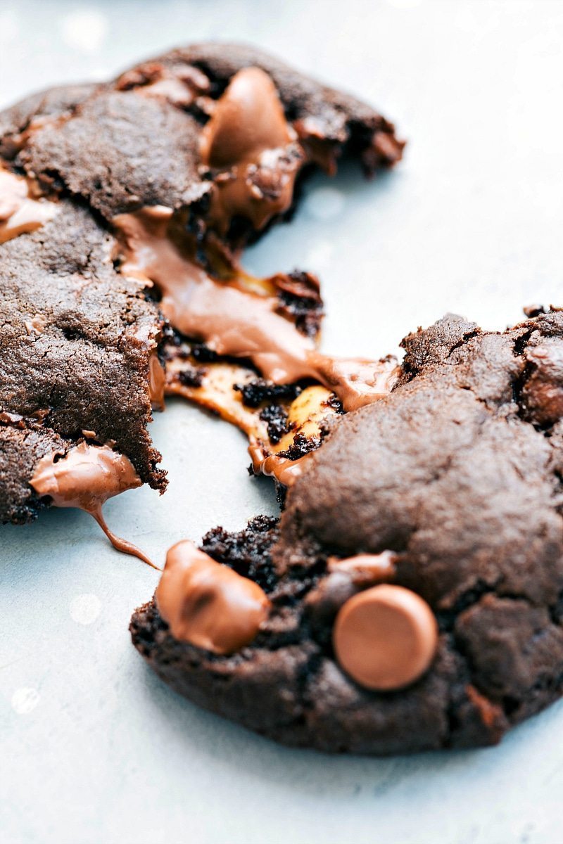 https://www.chelseasmessyapron.com/wp-content/uploads/2017/09/Caramel-Filled-Chocolate-Cookies1.jpg