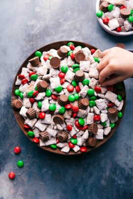 Reindeer Chow {Holiday Muddy Buddies} - Chelsea's Messy Apron