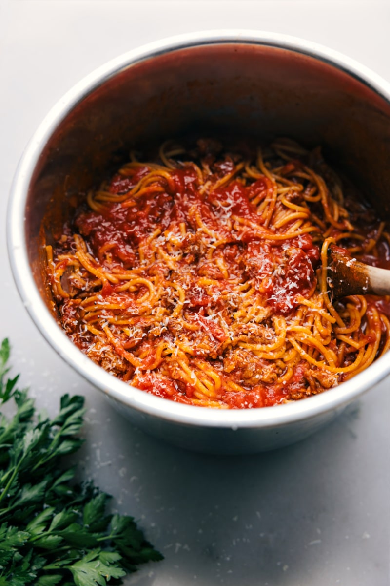 https://www.chelseasmessyapron.com/wp-content/uploads/2023/08/Instant-Pot-Spaghetti-10.jpeg