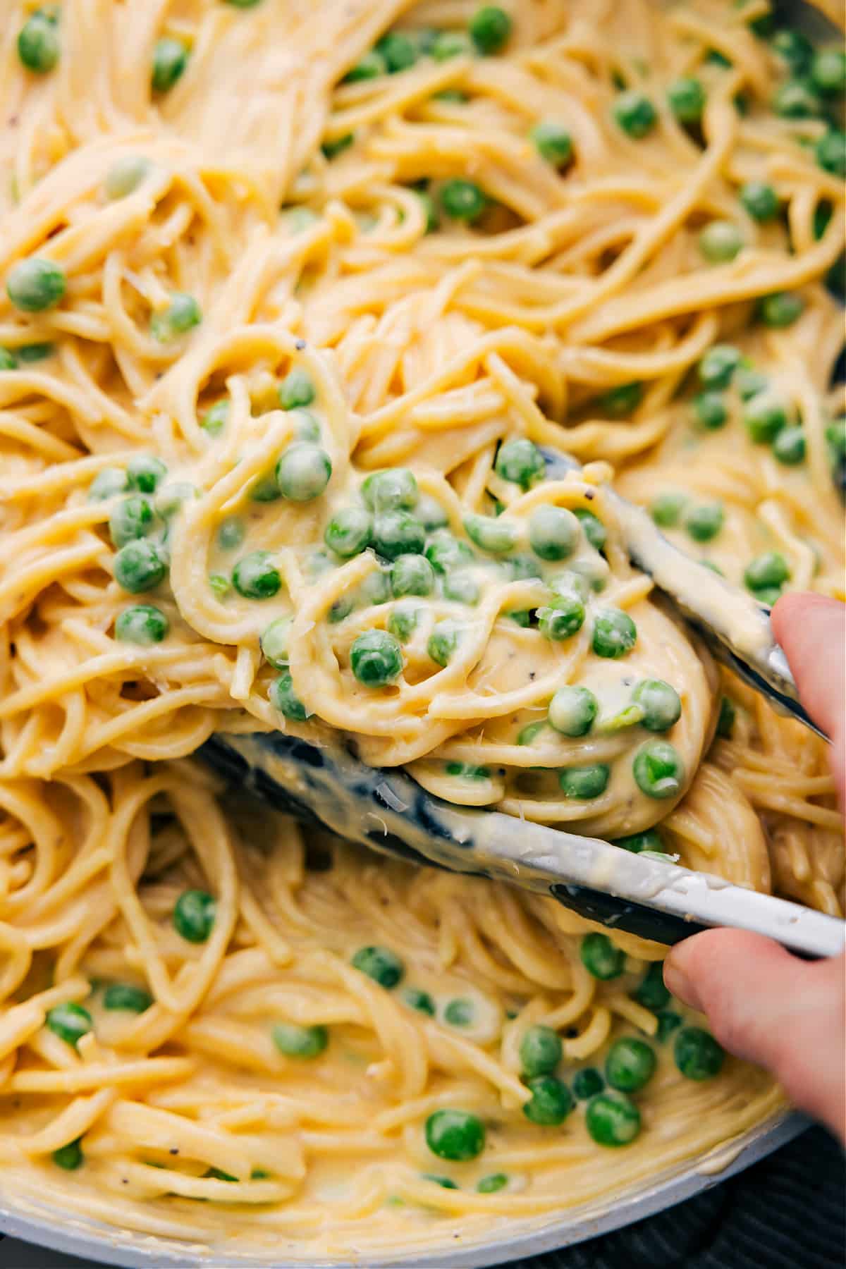 Cheesy spaghetti with peas, freshly made and ready to enjoy.